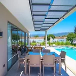 Plaja Yakin Lueks Vila