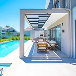 Plaja Yakin Lueks Vila