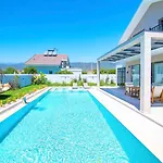 Vila Plaja Yakin Lueks *