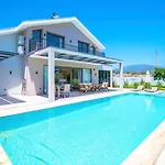 Plaja Yakın Lüks Villa Fethiye