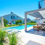 Vila Plaja Yakin Lueks *