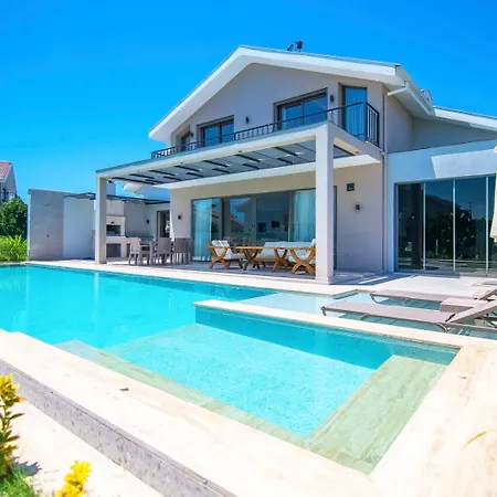 Plaja Yakin Lueks Villa