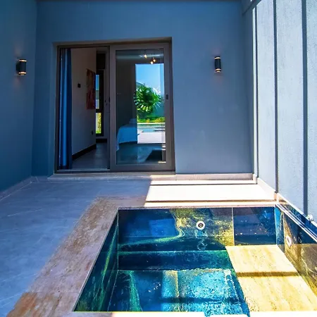 Plaja Yakin Lueks Villa *