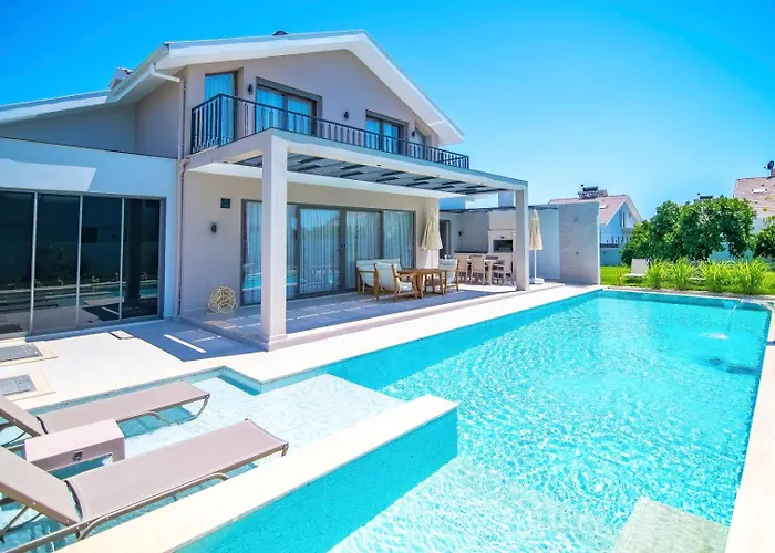 Plaja Yakin Lueks 빌라